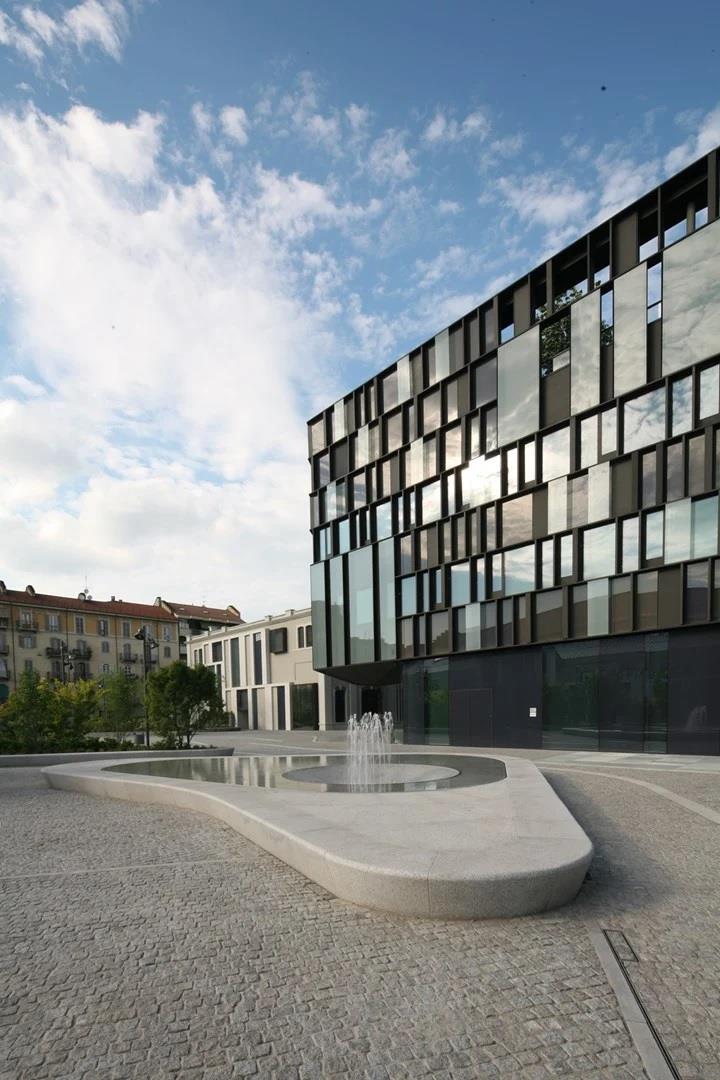Torino: pavimentazione area "Nuvola Lavazza" con cubetti di sienite